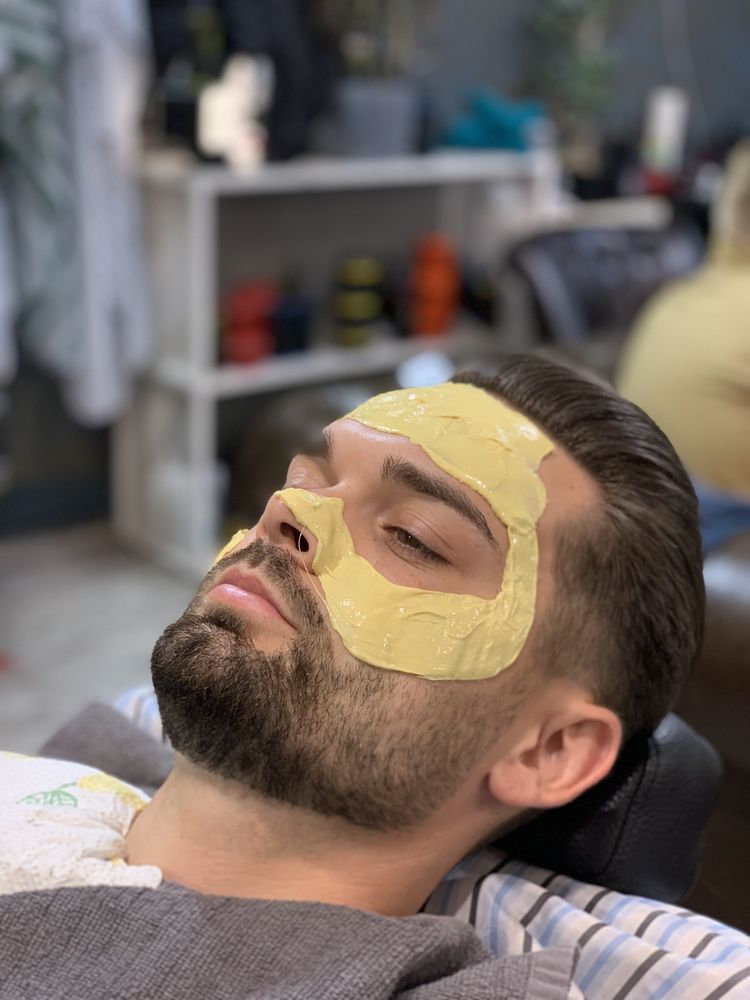 Gesichtsmaske während der Behandlung im Barberstuhl